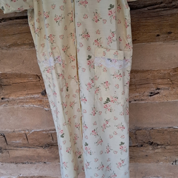 Carol's Collection Vintage Yellow Floral Short Sleeved Snap Front Gown Size 1XL - Picture 3 of 7